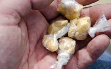 Hecho de una mezcla de bicarbonato de sodio y cocaína en polvo