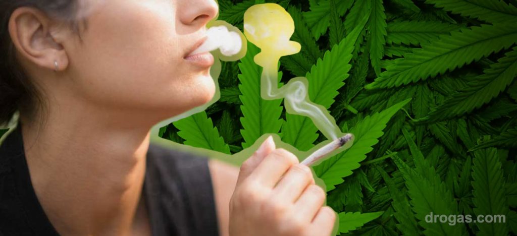 Mujer fumando cannabis, marihuana, thc